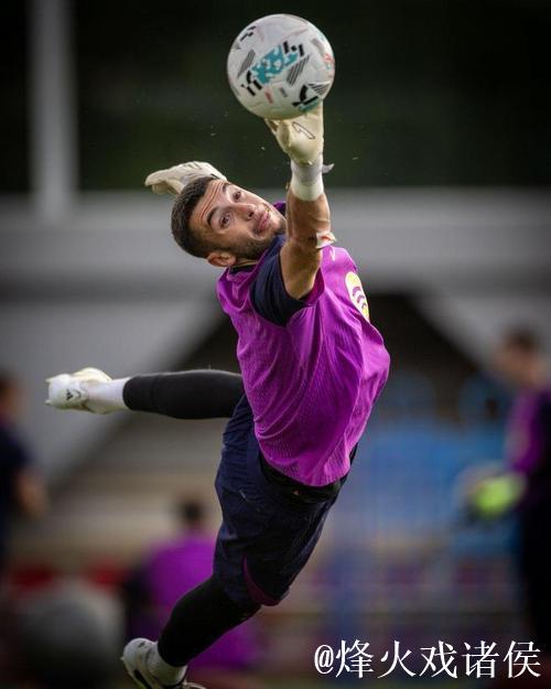 世体:霍安-加西亚因碰撞受伤,步态不稳,但可继续上场 世体:霍安-加西亚因碰撞受伤,步态不稳,但可继续上场